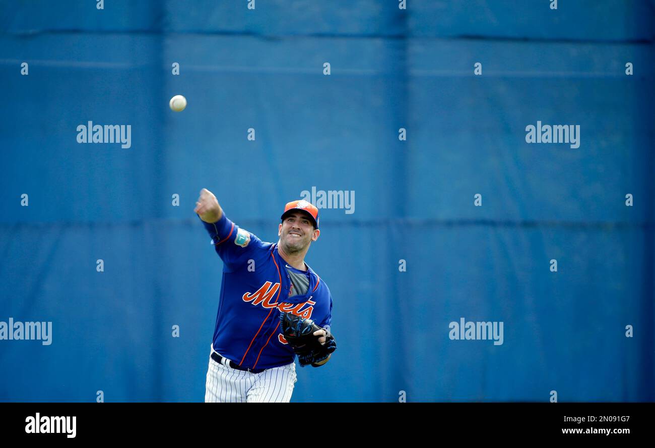 New York Mets pitcher Matt Harvey throws longtoss during spring