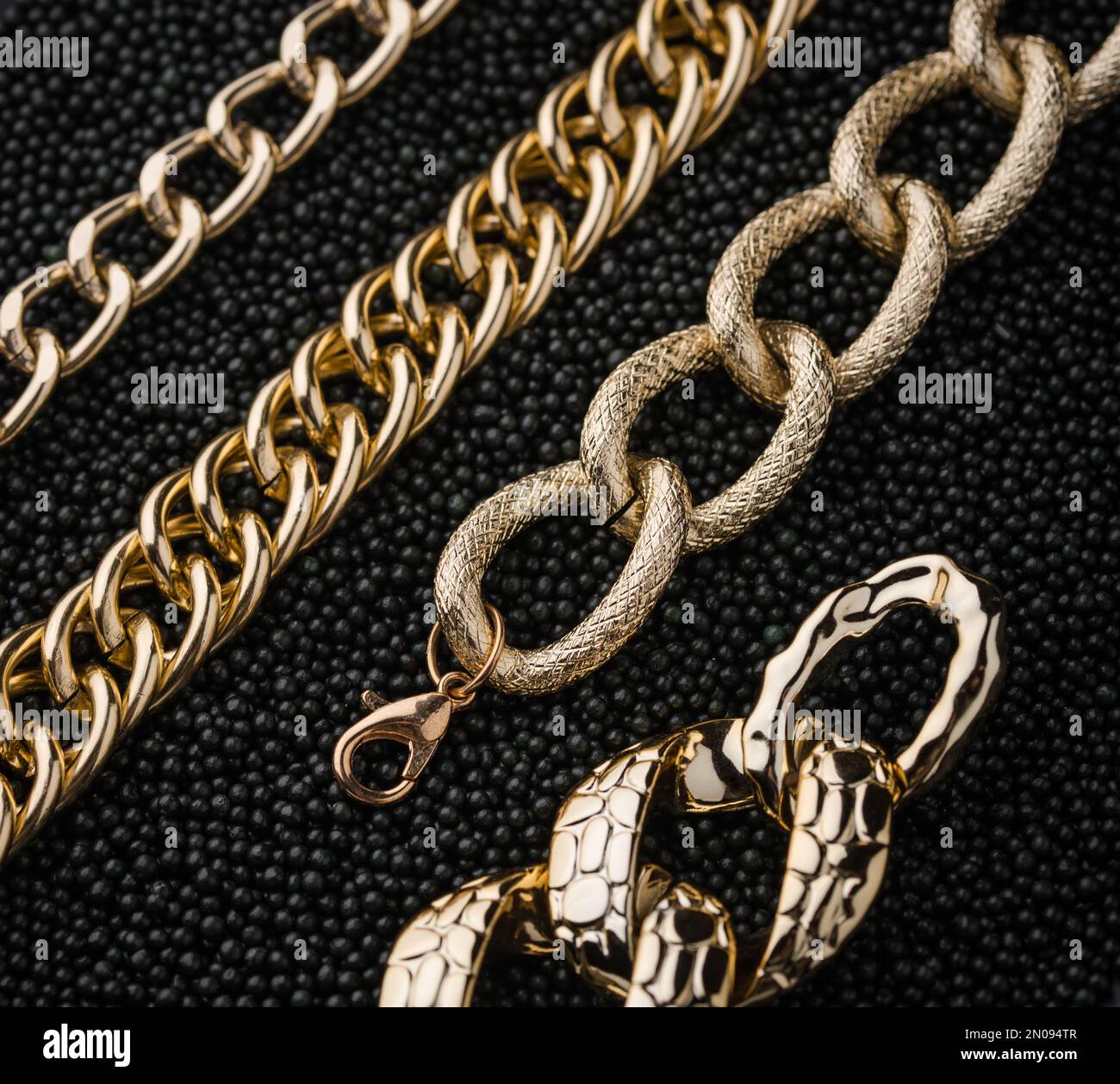 Golden chains hi-res stock photography and images - Alamy