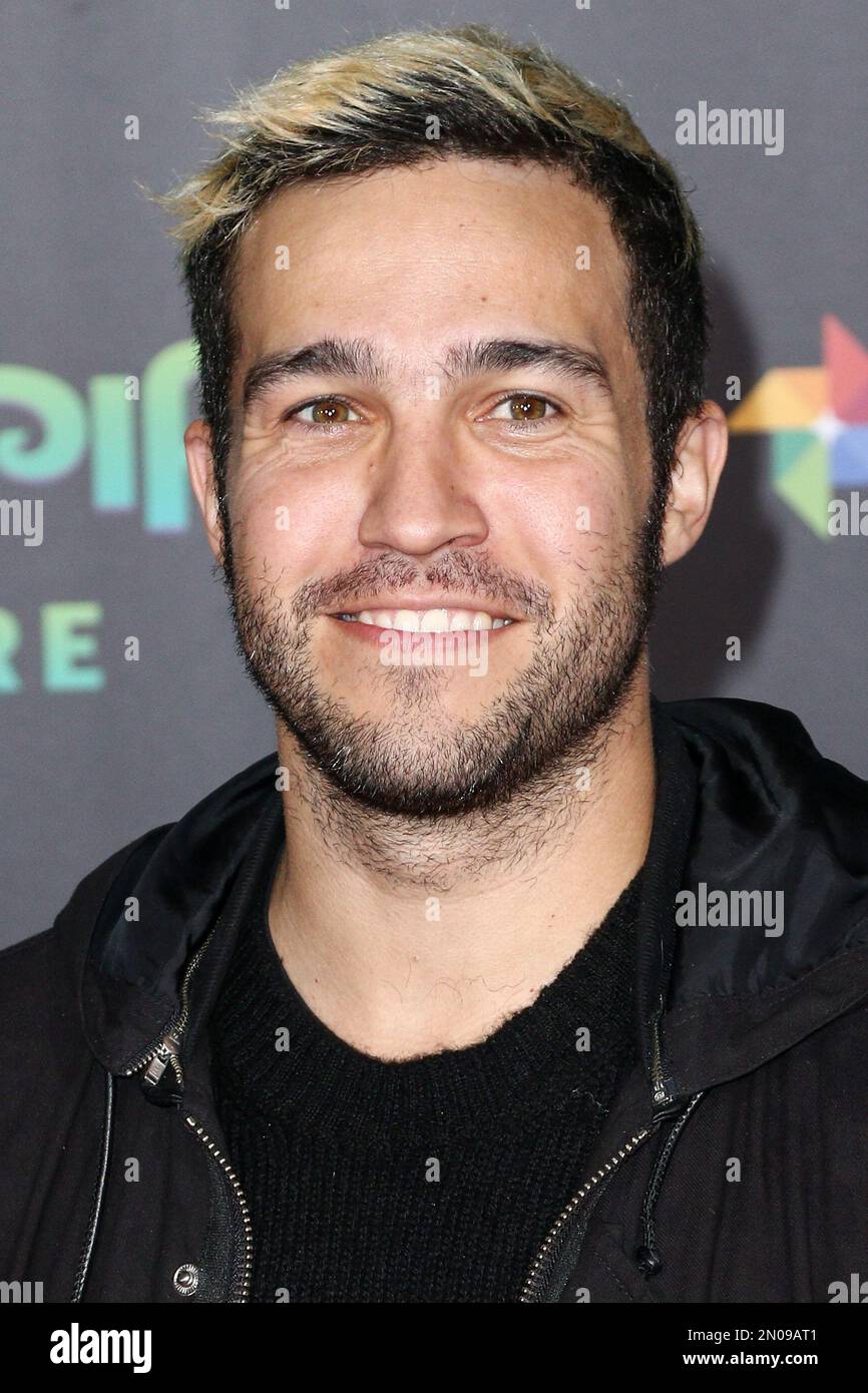 pete wentz 2022 blonde hair