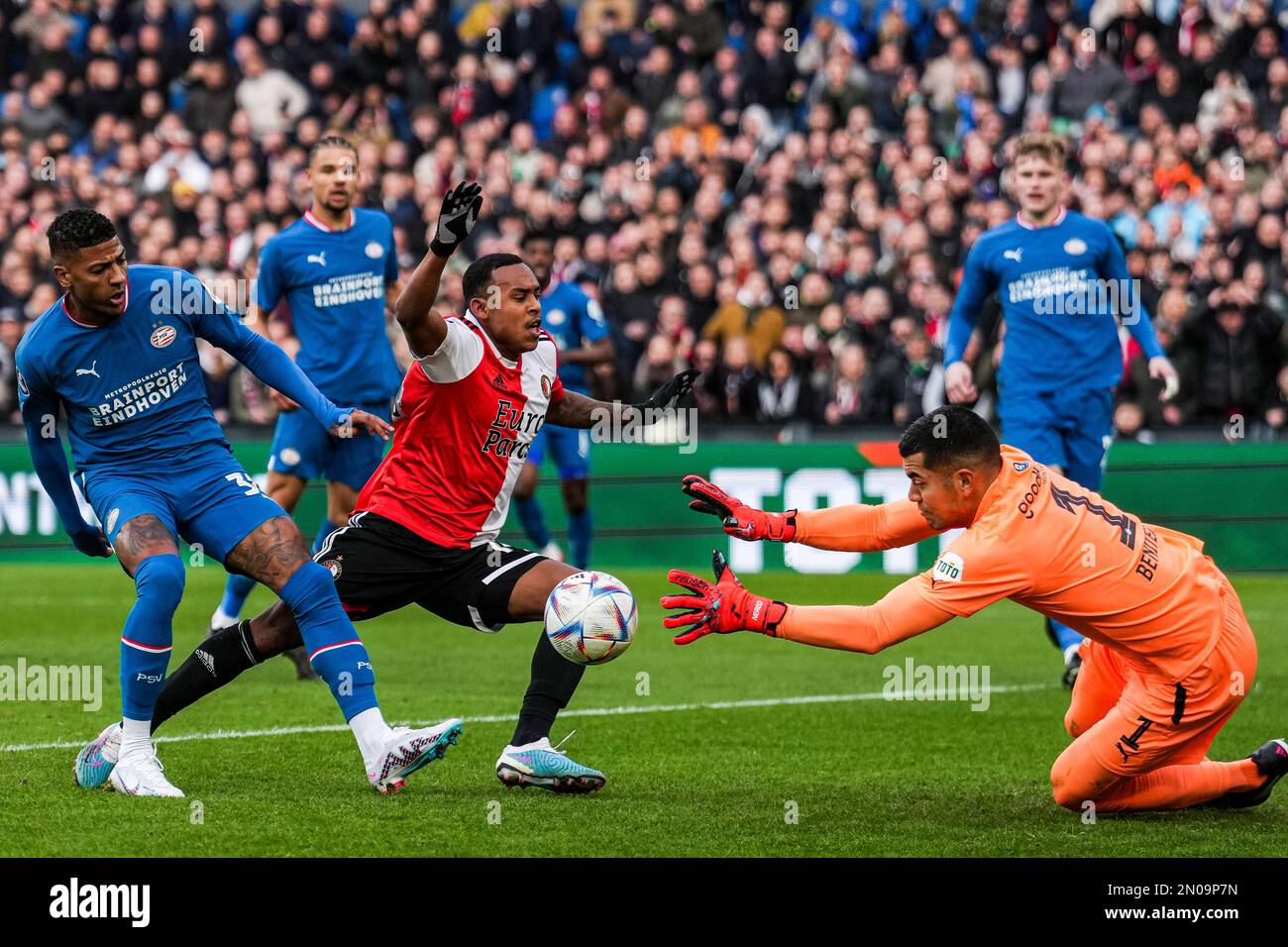 Rotterdam Igor Paixao of Feyenoord, PSV Eindhoven keeper Walter Benitez