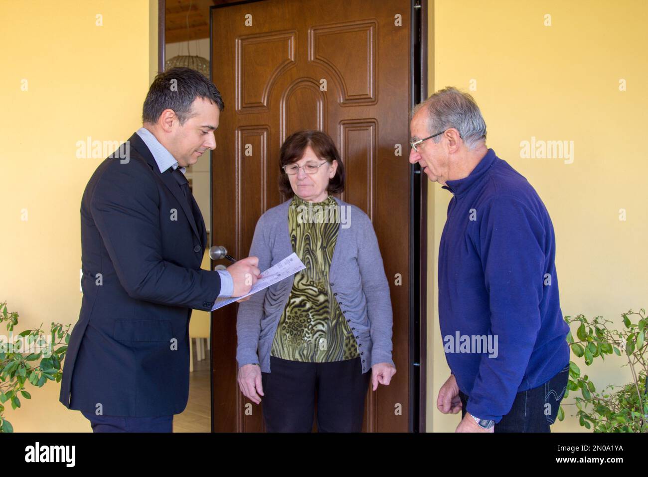 Image of a sales rep and doortodoor salesman explaining his products