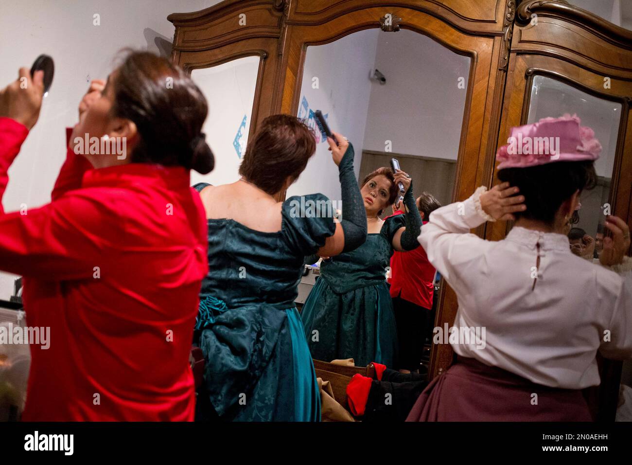 women-get-dressed-in-period-costumes-inside-the-national-history-museum