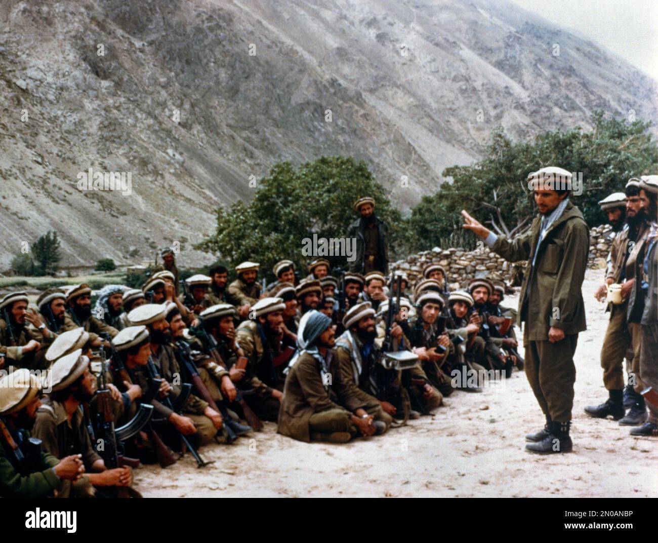 Panjshir Valley Afghanistan Ahmed Shah Massoud Politician and Guerilla Commander Discussing Military Tactics with the Mujhideen Rebels during Soviet-Afghan War 1979-1989 Stock Photo