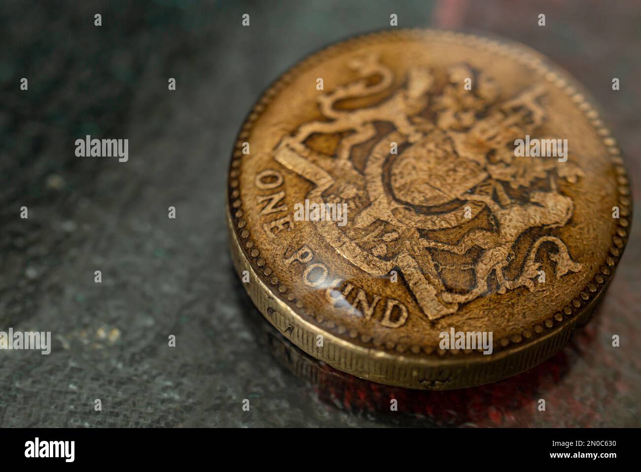 Great Britain One Pound Coin, with scratches, Scientific demonstration