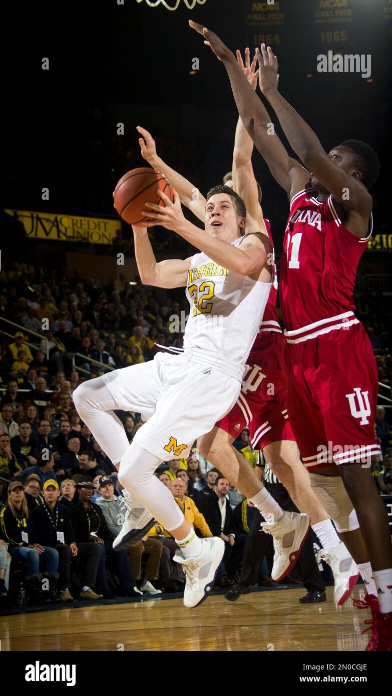 Michigan guard Duncan Robinson (22) tries to make a basket