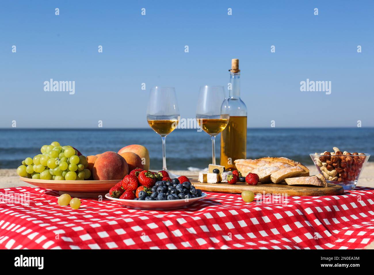 Picnic wine bread nobody hi-res stock photography and images - Alamy