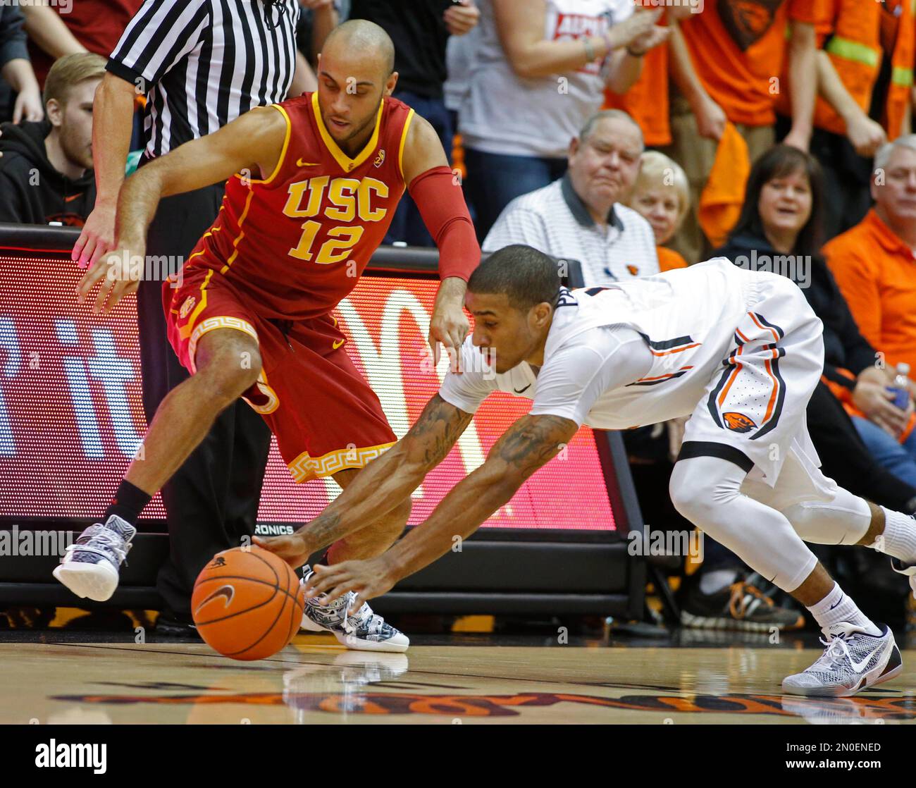 Oregon State's Gary Payton II, right, steals the ball from Southern