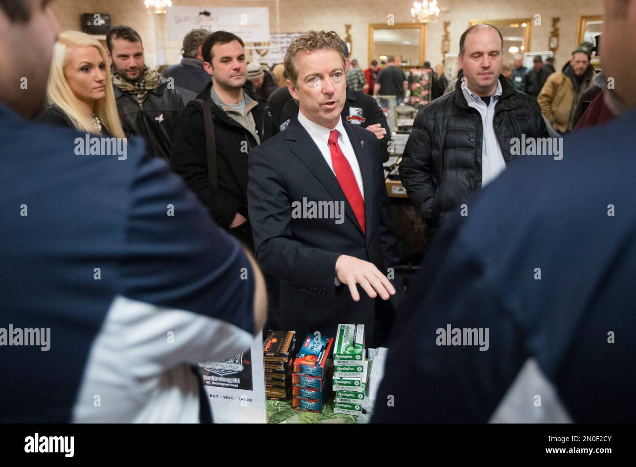Republican presidential candidate, Sen. Rand Paul, RKy., center, meets