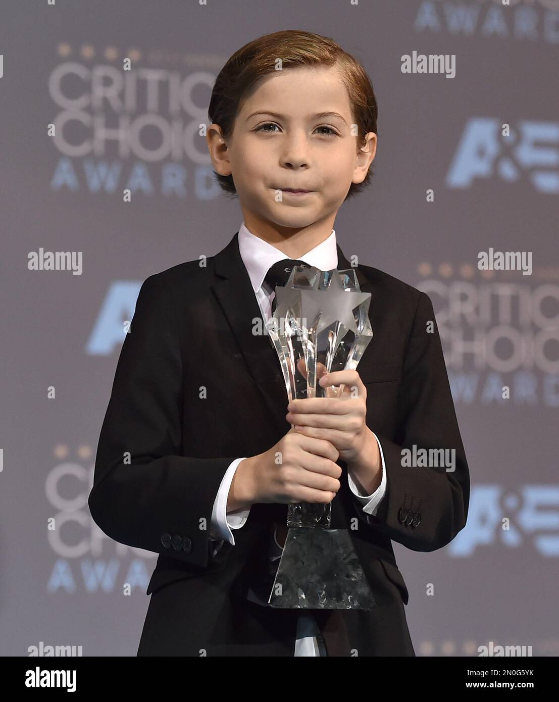 jacob-tremblay-poses-in-the-press-room-with-the-award-for-best-young