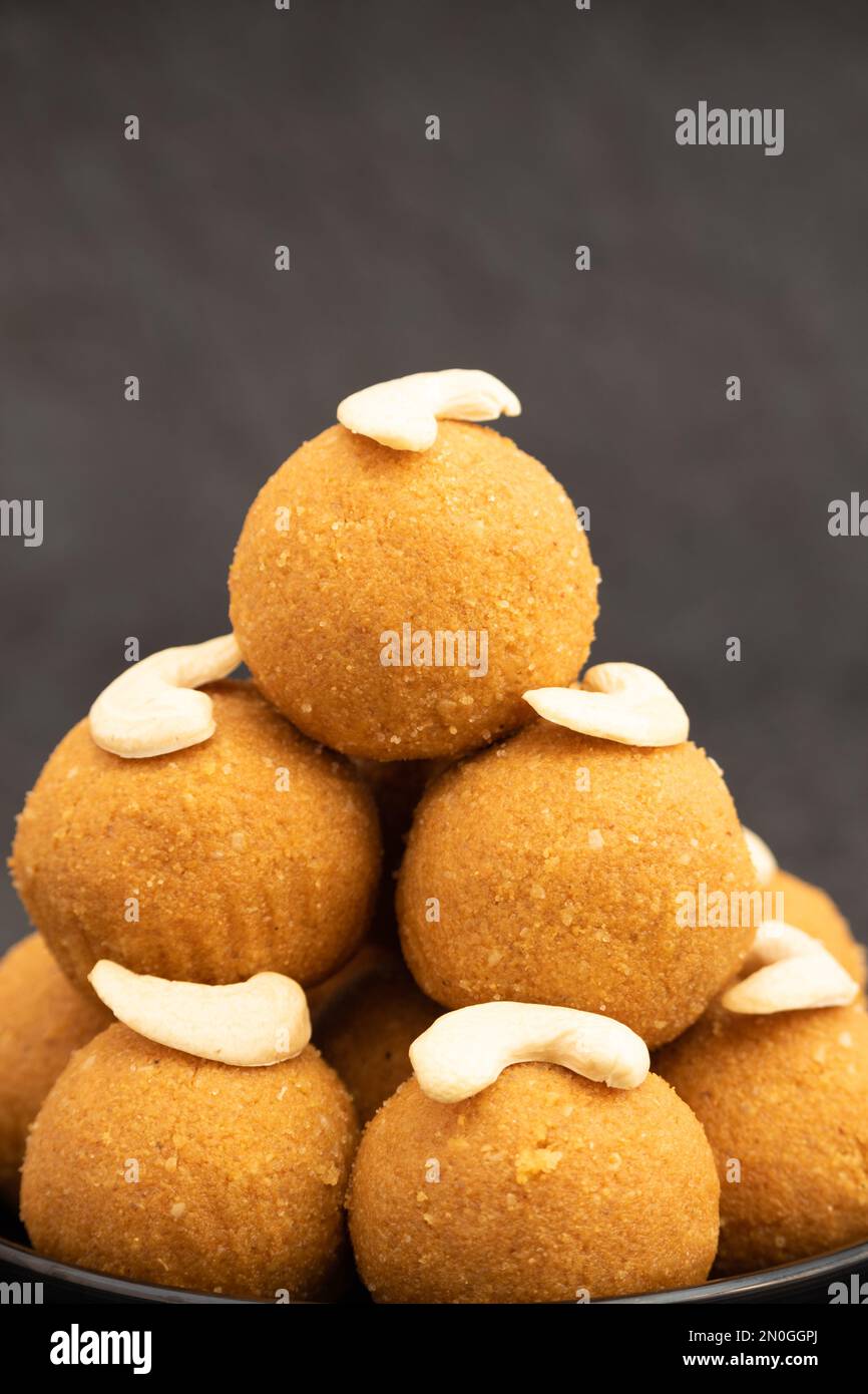 Traditional Ball Shaped Indian Mithai Besan Ke Laddu, Ladoo Or Laddoo Made from Bengal Gram Flour, Chickpeas, Dry Fruits, Nuts And Roasted In Desi Ghe Stock Photo
