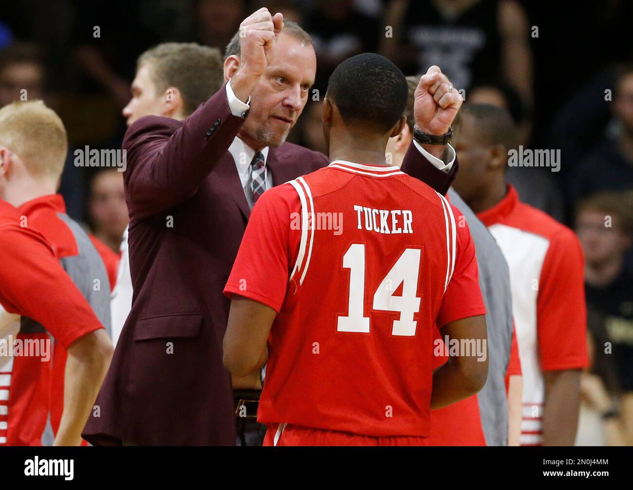 Utah head coach Larry Krystkowiak, left, confers with forward Dakarai ...