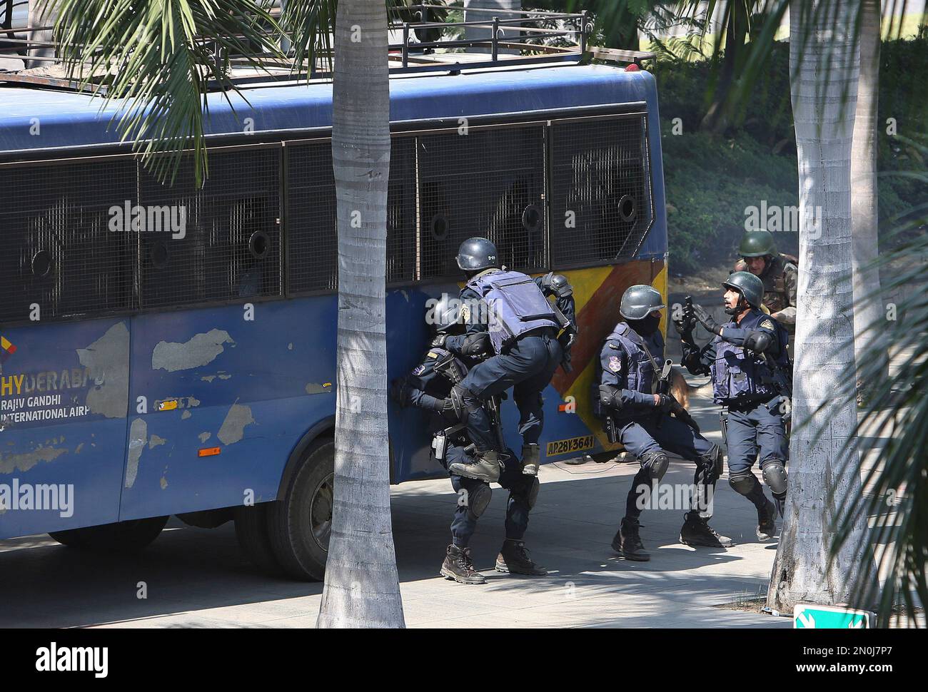 Indian commandos, paramilitary forces and policemen perform a drill to ...