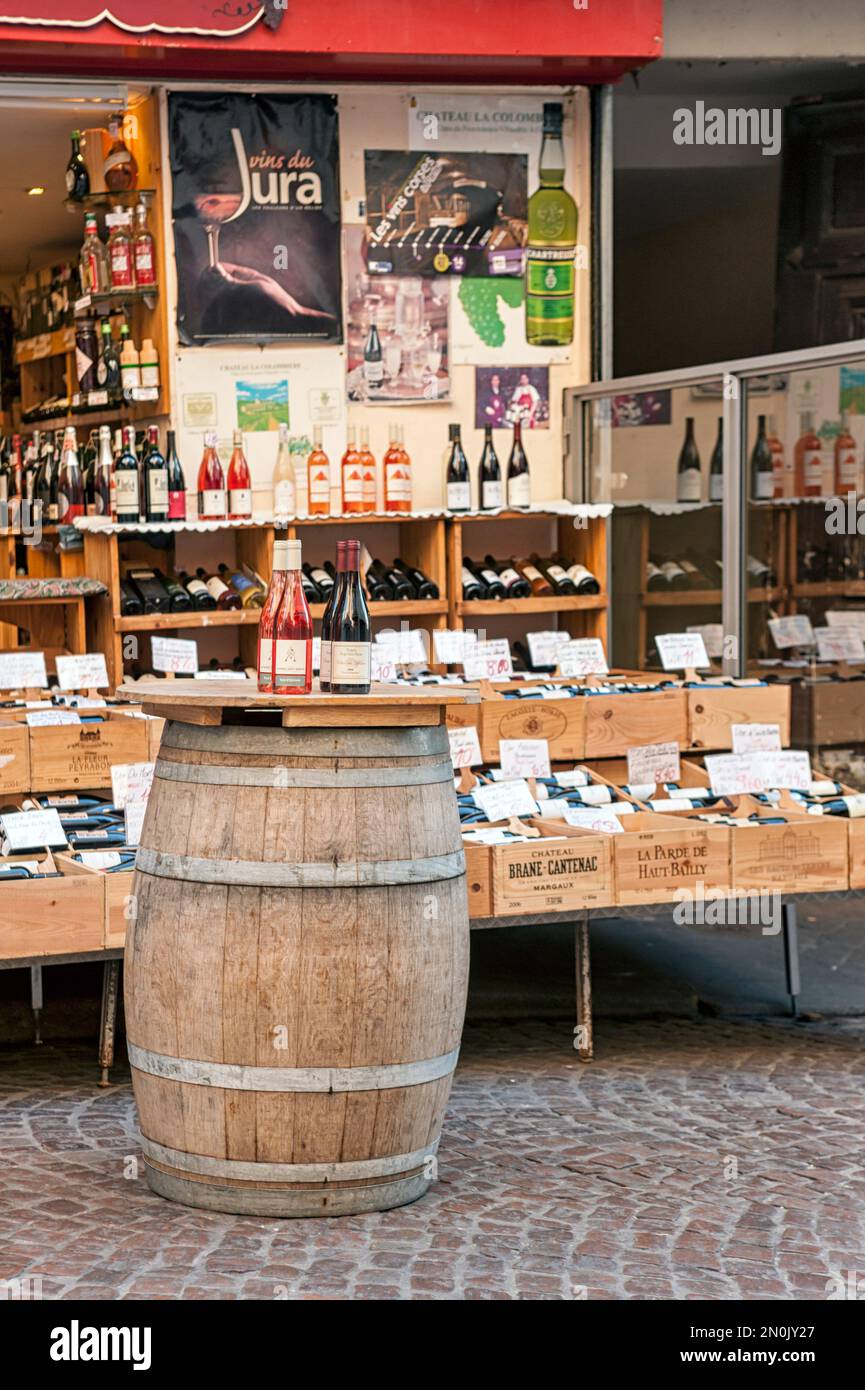 PARIS, FRANCE - MAY 07, 2011:  A pretty wine shop in Rue Mouffetard in the Latin Quarter Stock Photo