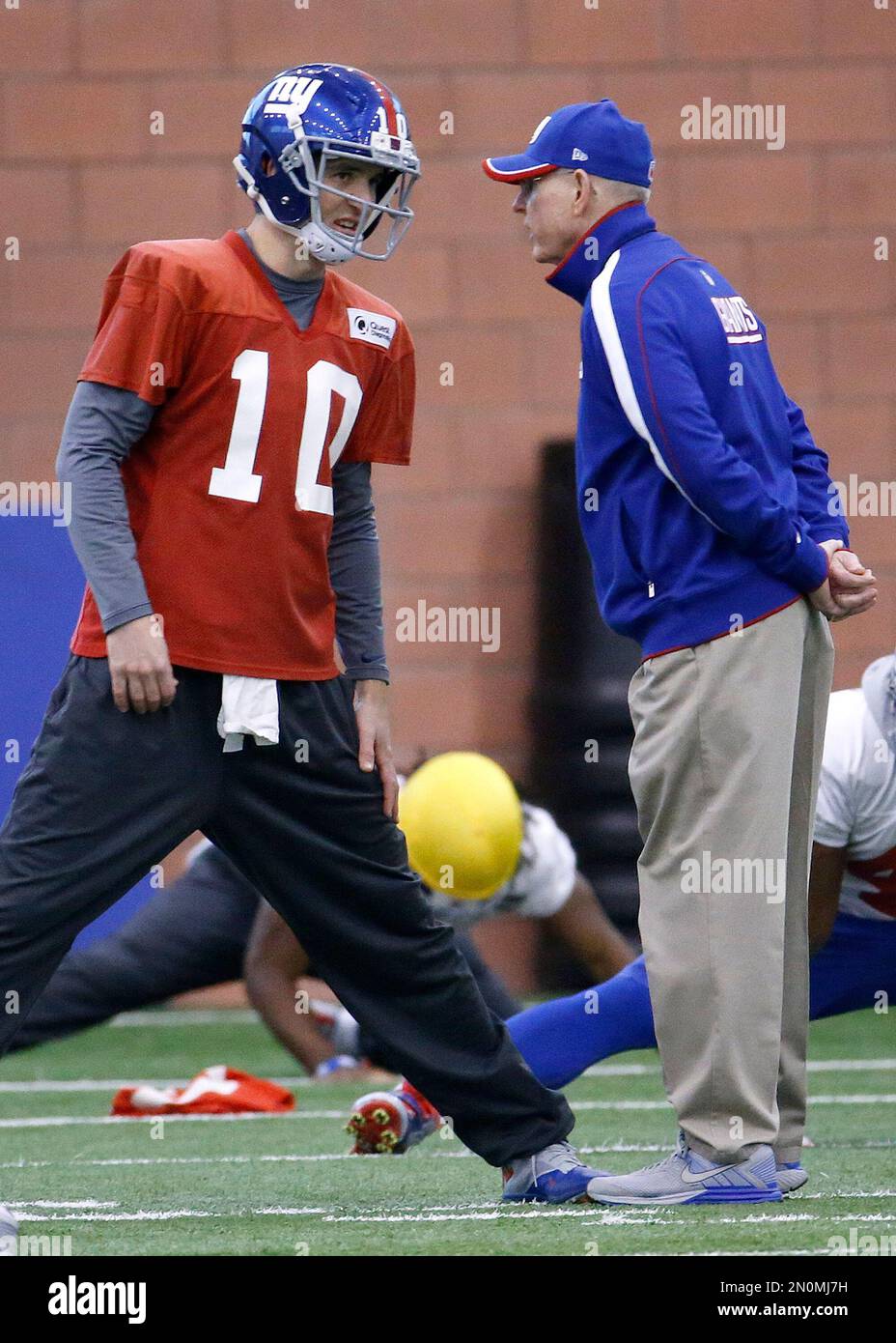 New York Giants head coach Tom Coughlin, right, talks to quarterback Eli Manning during NFL