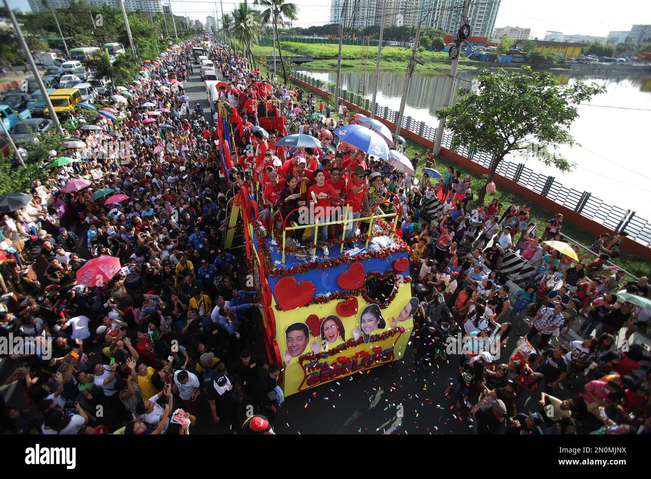 Filipino fans gather as floats carrying popular Filipino movie stars, Maine  Mendoza, left on bus in black shirt, and Alden Richards, 2nd from left,  make their way during the \, image size:1300x956