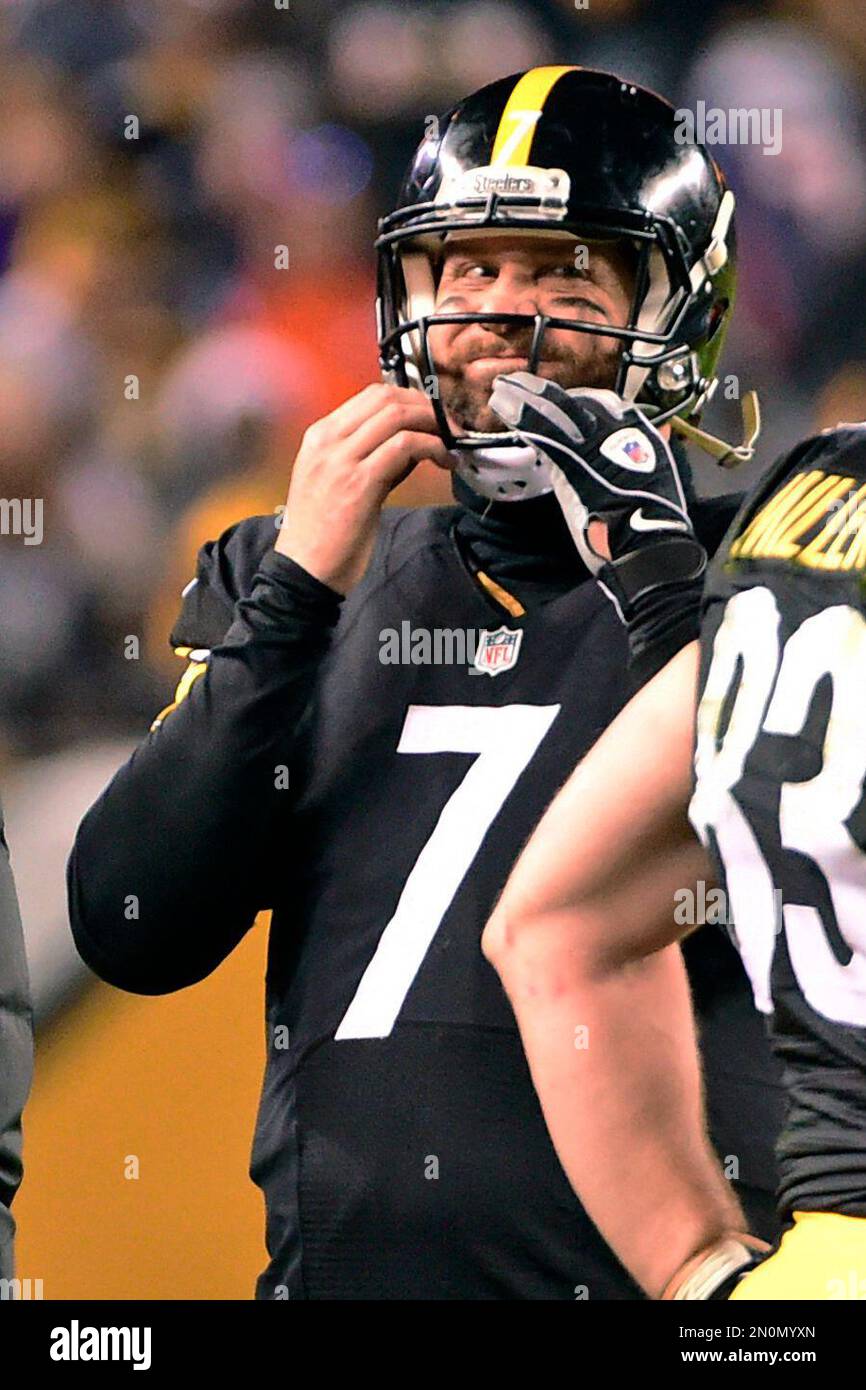 Pittsburgh Steelers Quarterback Ben Roethlisberger (7) Stands On The ...