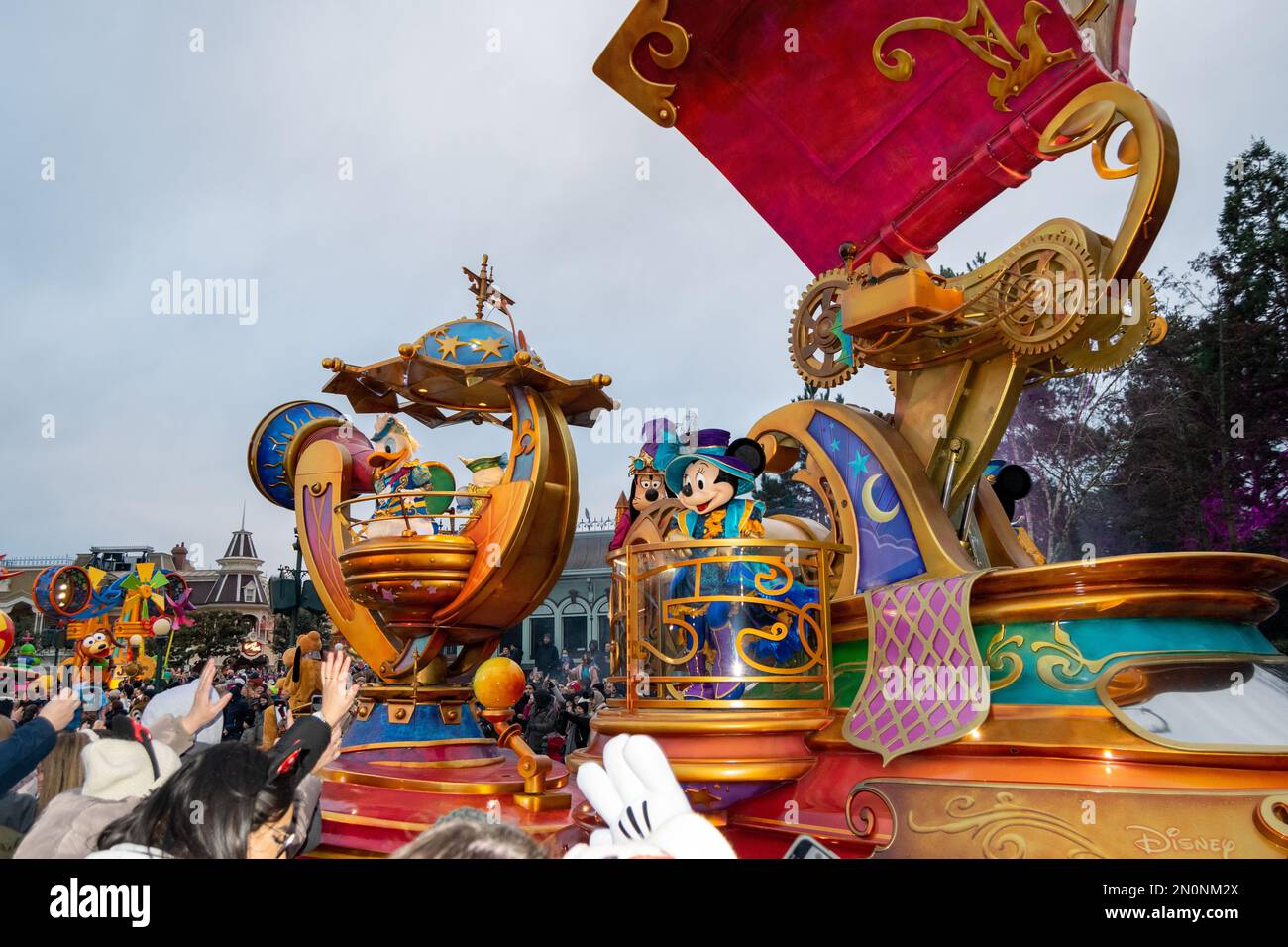 disneyland-land-paris-parade-in-2023-disney-characters-with-music-light