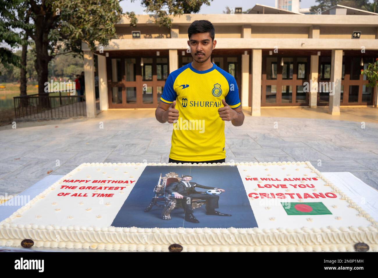 Dhaka, Bangladesh. 05th Feb, 2023. A fan wearing Al Nassr jersey poses with the cake.The fans of Cristiano Ronaldo celebrate its 38th birthday by cutting a 38kg cake in Ramna Park. The football superstar has a large follower base in Bangladesh. (Photo by Rizwan Hasan/Pacific Press) Credit: Pacific Press Media Production Corp./Alamy Live News Stock Photo