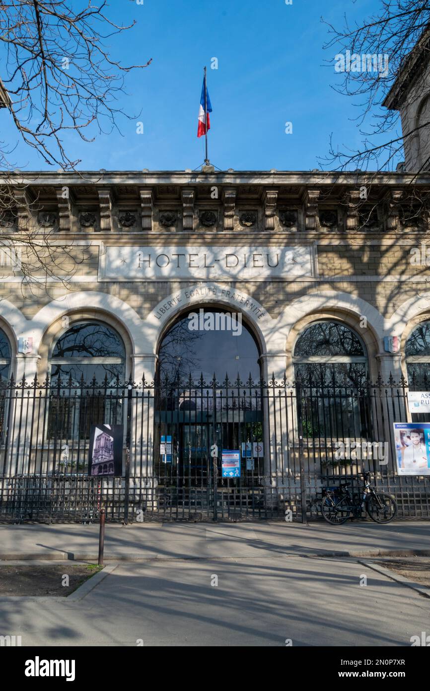 The HôtelDieu is a hospital located on the Île de la Cité in the 4th