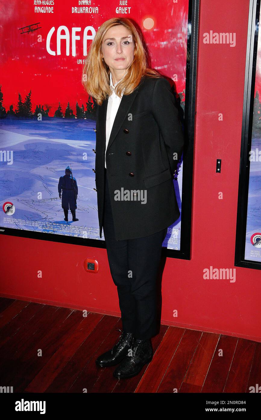 French Actress Julie Gayet Poses For Photographers During The Premiere Of The Movie Cafard In