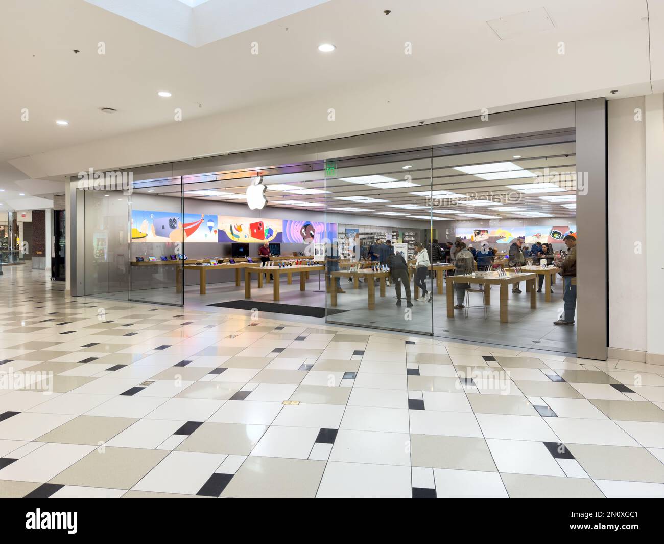 Apple Store in shopping mall Stock Photo - Alamy