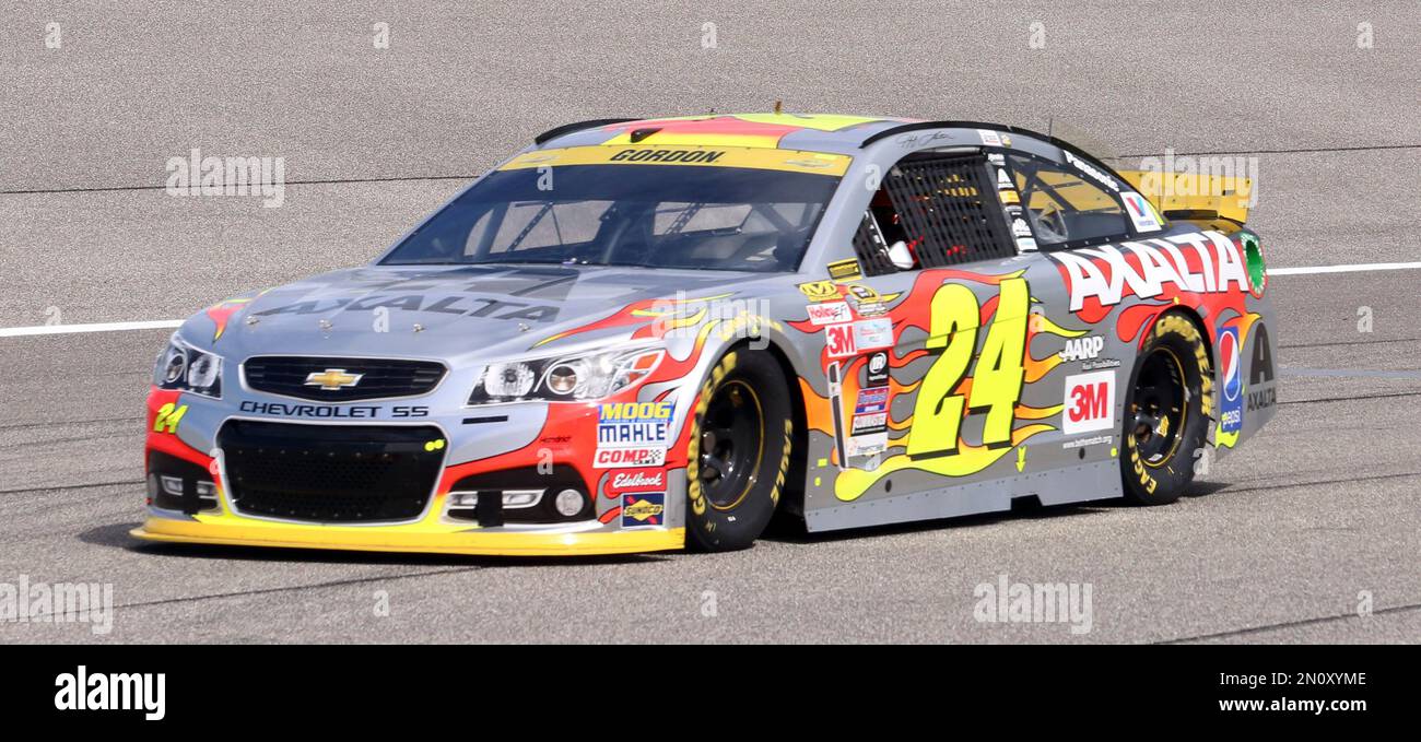 Nascar Racer 24 Jeff Gordon (24) takes turn four during the NASCAR Sprint Cup Series ...