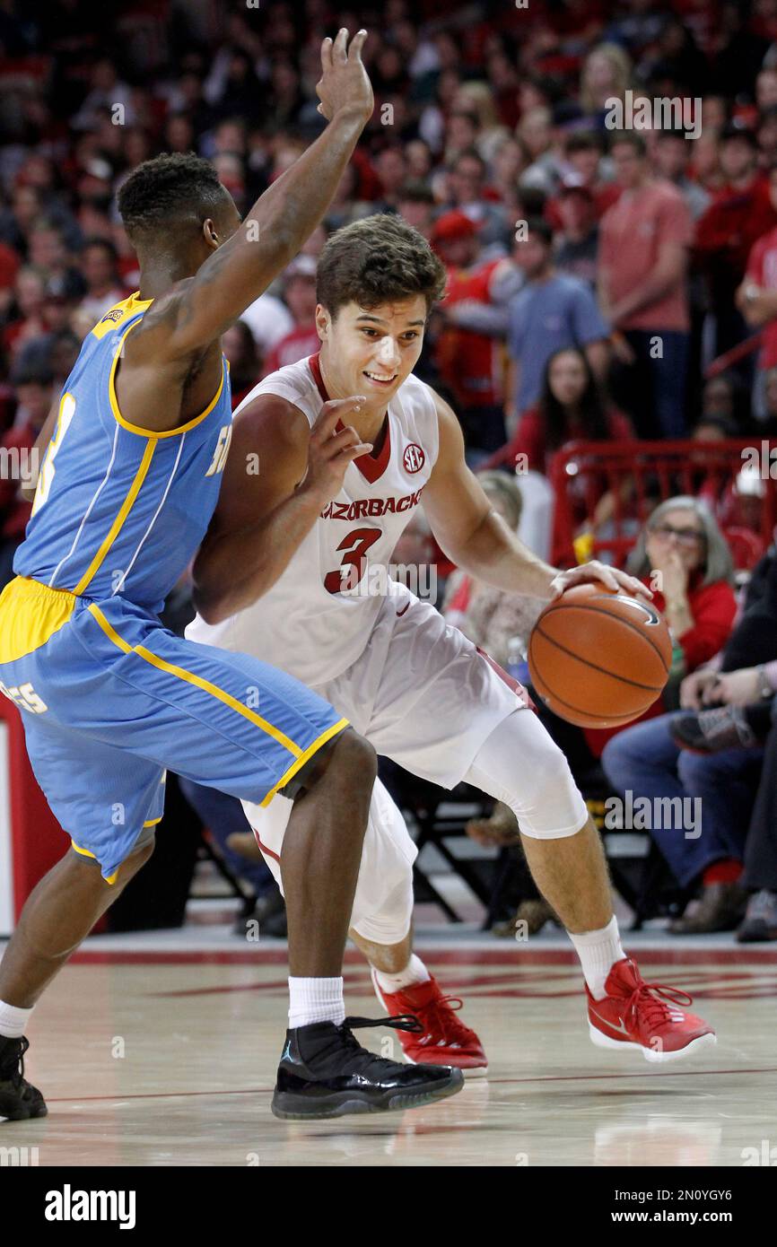 Arkansas Dusty Hannahs 3 drives around Southern University s