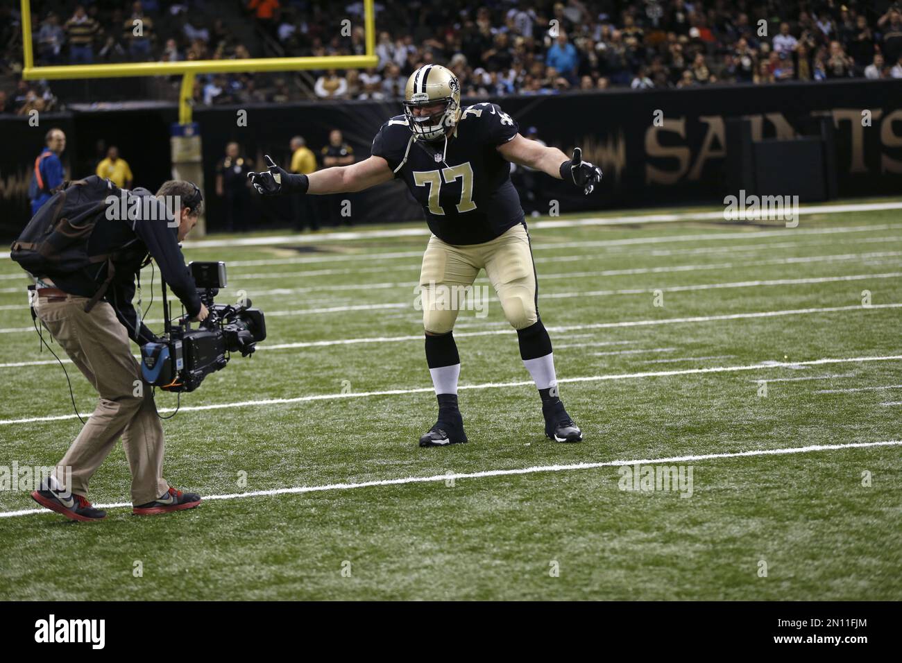 New Orleans Saints tackle Mike McGlynn (77) leads the crown in a