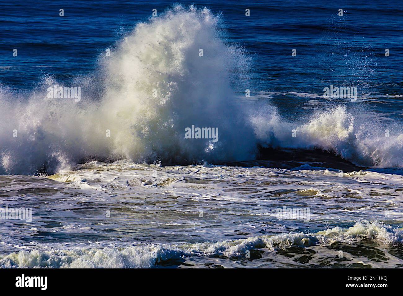 Huge waves crash on california hi-res stock photography and images - Alamy