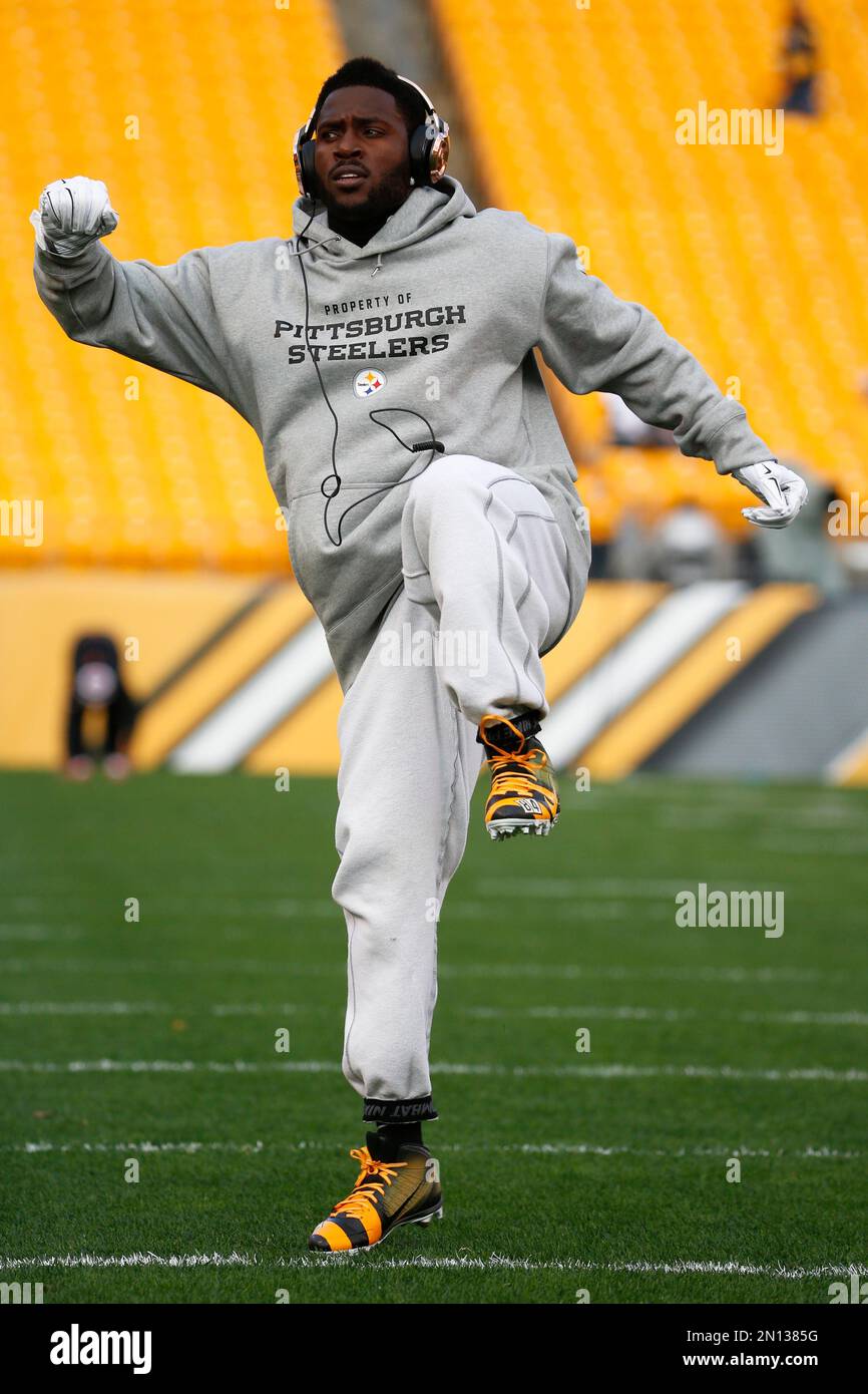 Oakland Raiders wide receiver Antonio Brown (84) warms up prior to an NFL  football game against …