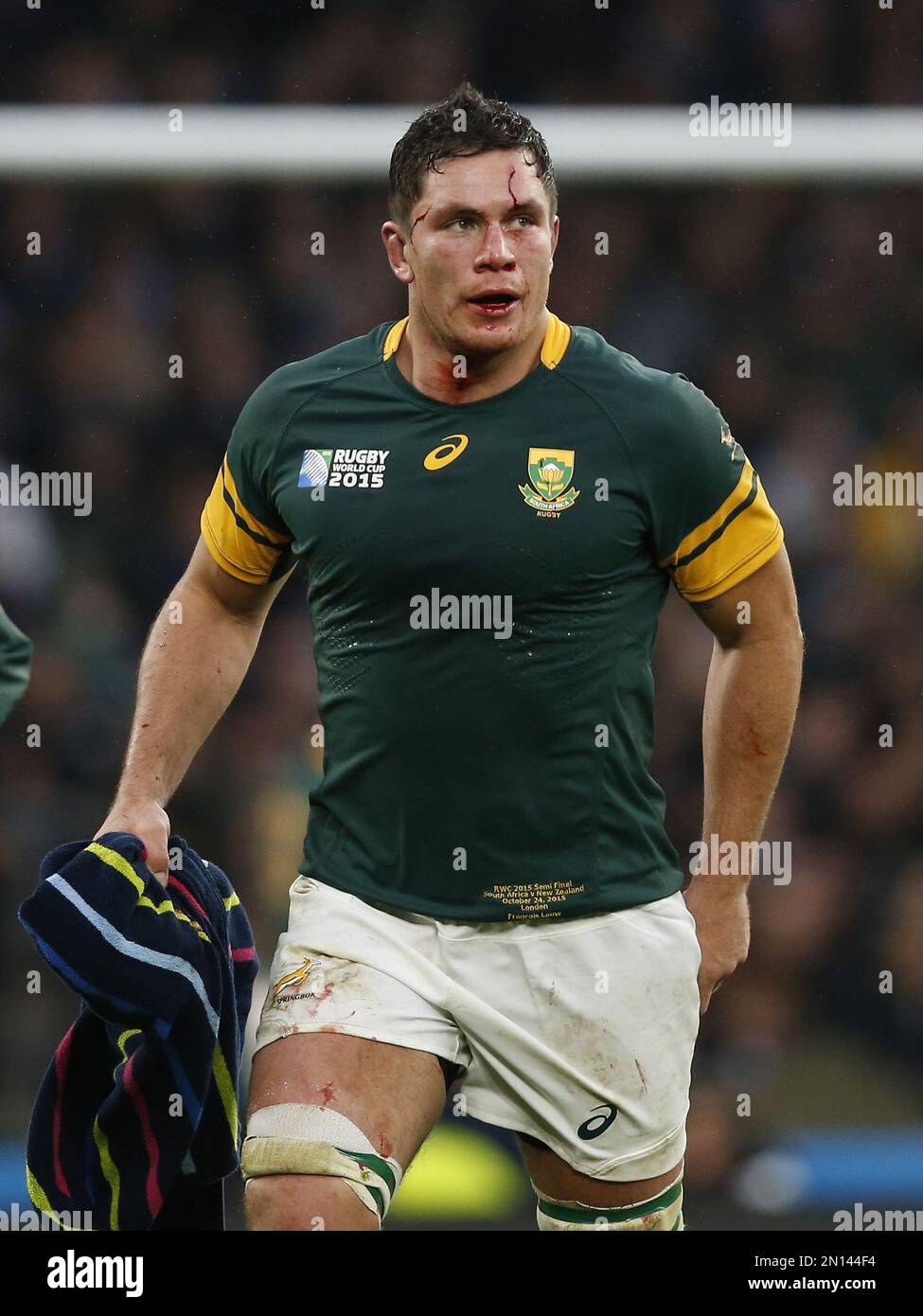 South Africa&rsquo;s Francois Louw leaves the field for the blood bin 