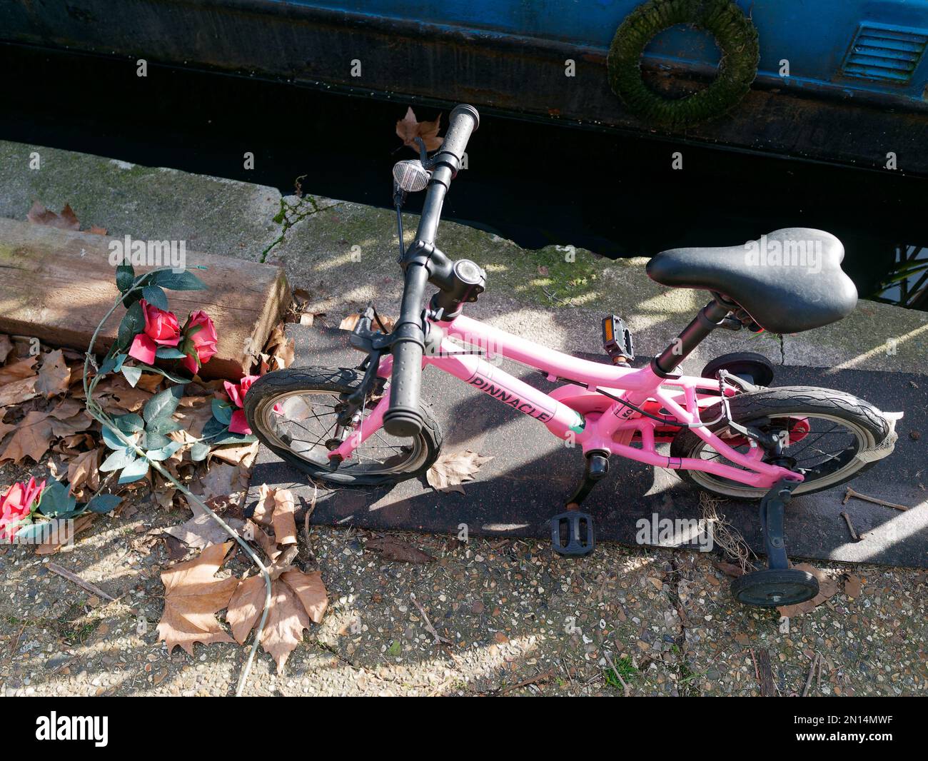 Pink childs bicycle beside the Regents Canal Stock Photo