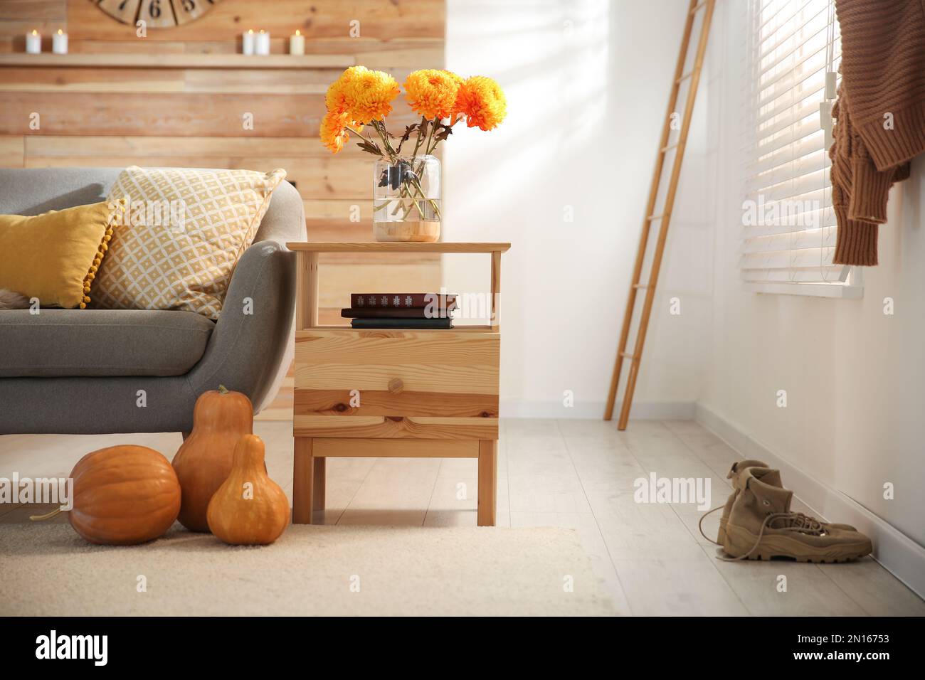 Cozy living room interior inspired by autumn colors Stock Photo - Alamy