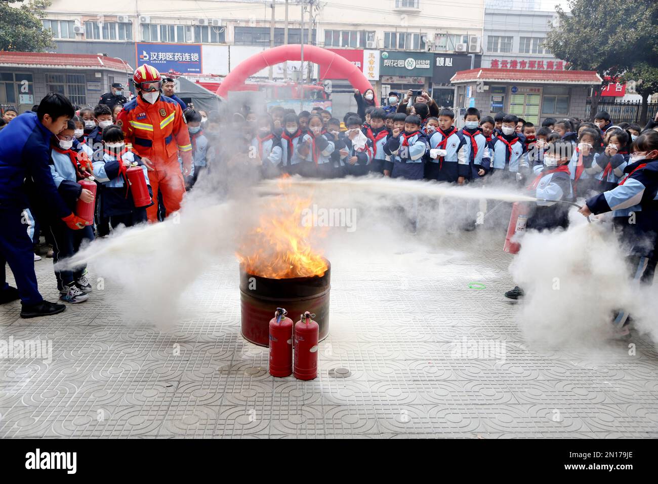LIANYUNGANG, CHINA - FEBRUARY 6, 2023 - Fire rescue workers teach students how to use fire extinguishers in Lianyungang city, East China's Jiangsu pro Stock Photo