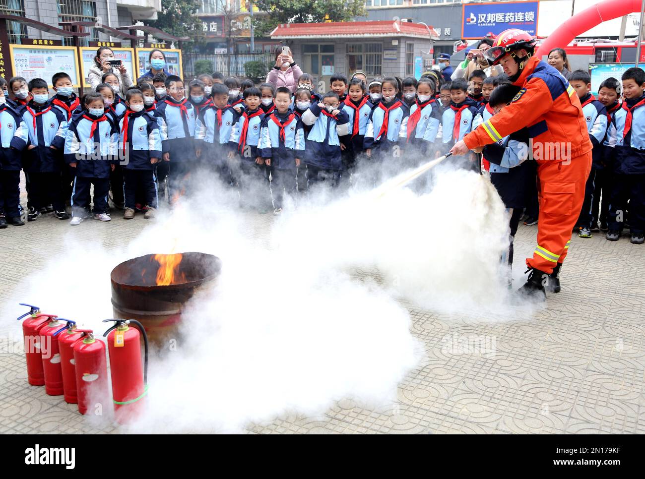 LIANYUNGANG, CHINA - FEBRUARY 6, 2023 - Fire rescue workers teach students how to use fire extinguishers in Lianyungang city, East China's Jiangsu pro Stock Photo