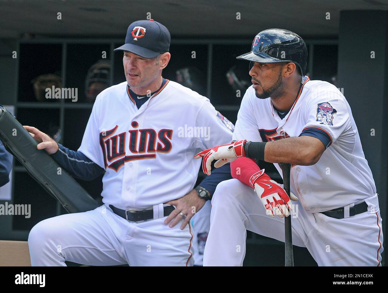 Minnesota Twins manager Paul Molitor, left, chats with Aaron Hicks