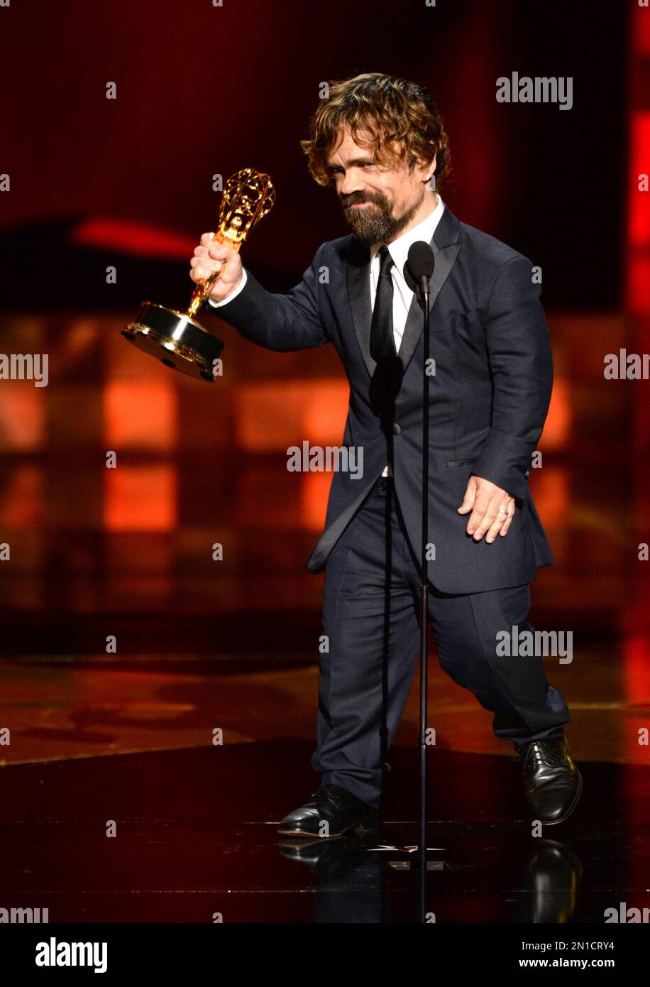 Peter Dinklage accepts the award for outstanding supporting actor in a(02)