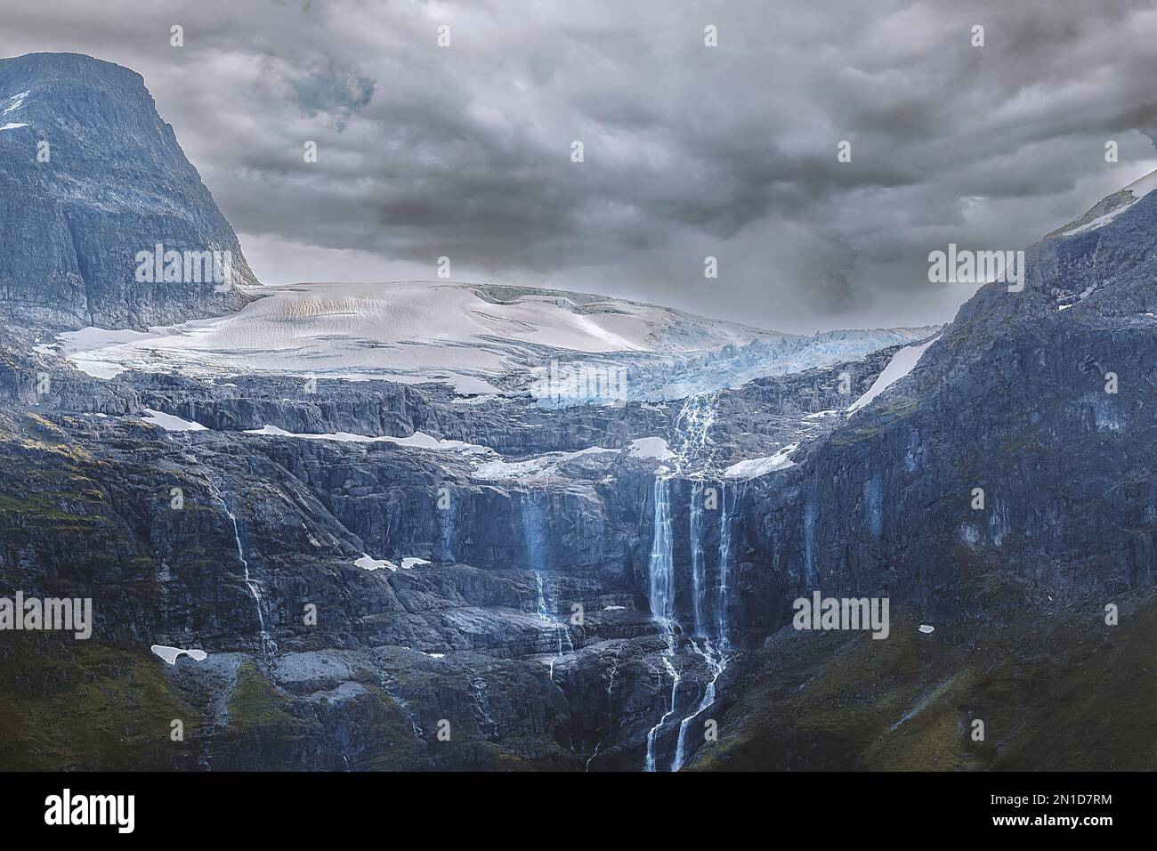 MGL0551 Das Wasser von einem schmelzendem Gletscher in Norwegen läuft an den Felswänden herab Stock Photo