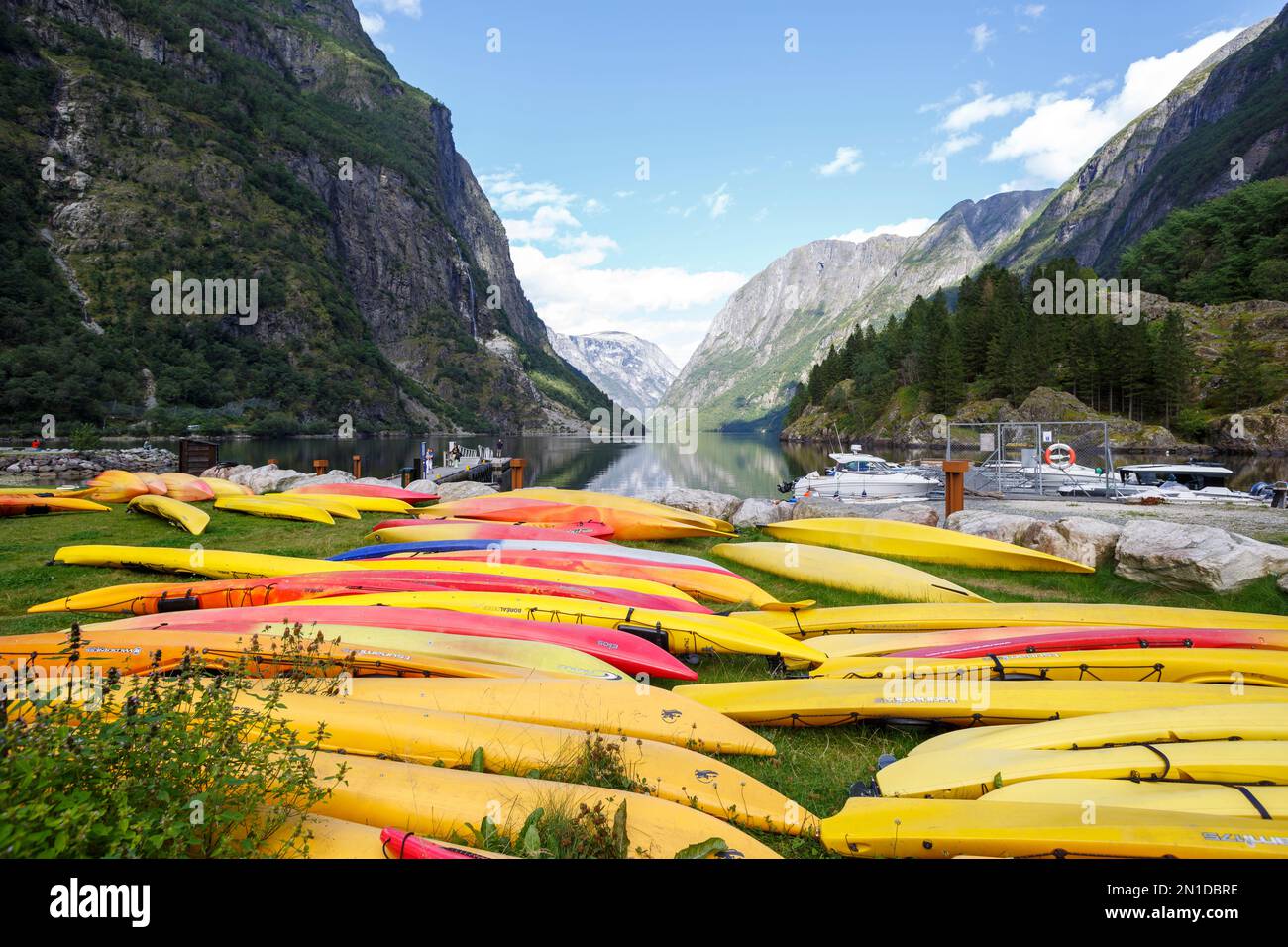 Viele Kajaks liegen am Ufer des Naerofjord am Ort Gudvangen in Norwegen Stock Photo