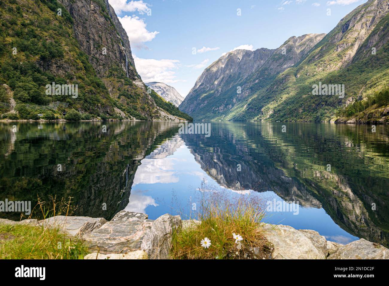 Der Naerofjord am Ort Gudvangen  in Norwegen Stock Photo