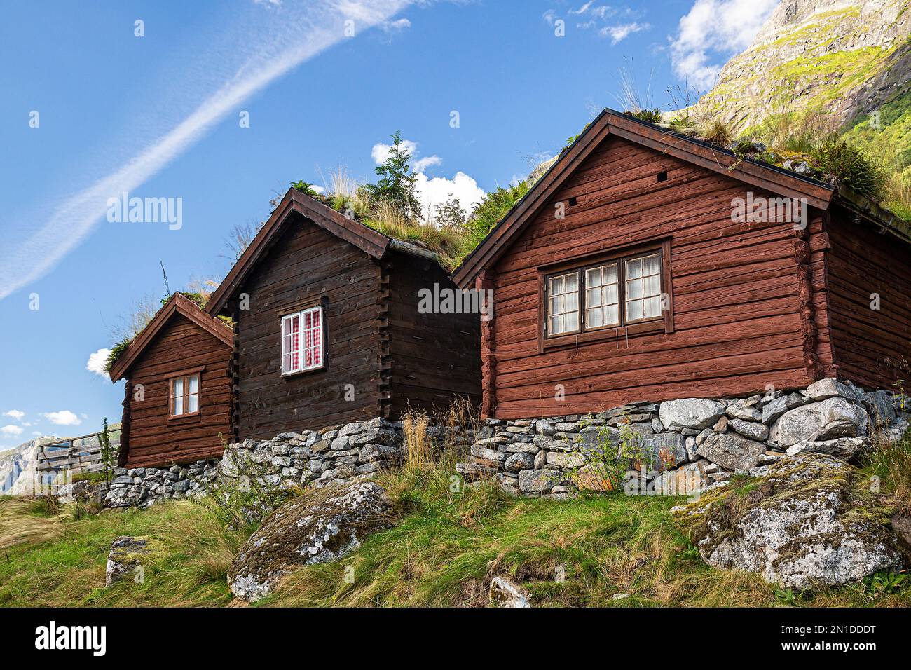 Holzhütten stehen am Berg Stock Photo