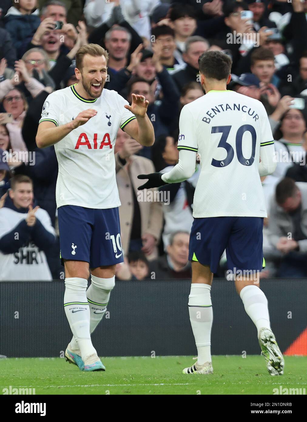 Tottenham Hotspur's Harry Kane celebrates his goal during the English Premier League soccer match between Tottenham Hotspur and Manchester City at Tot Stock Photo