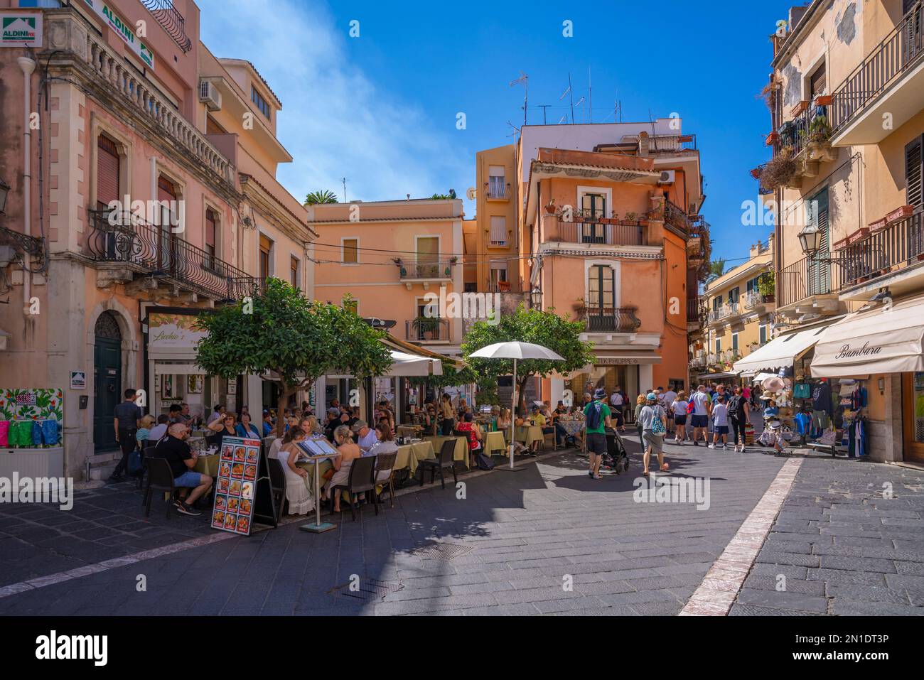 View of cafes and restaurants in Piazza Vittorio Emanuele II in Taormina, Taormina, Sicily, Italy, Mediterranean, Europe Stock Photo