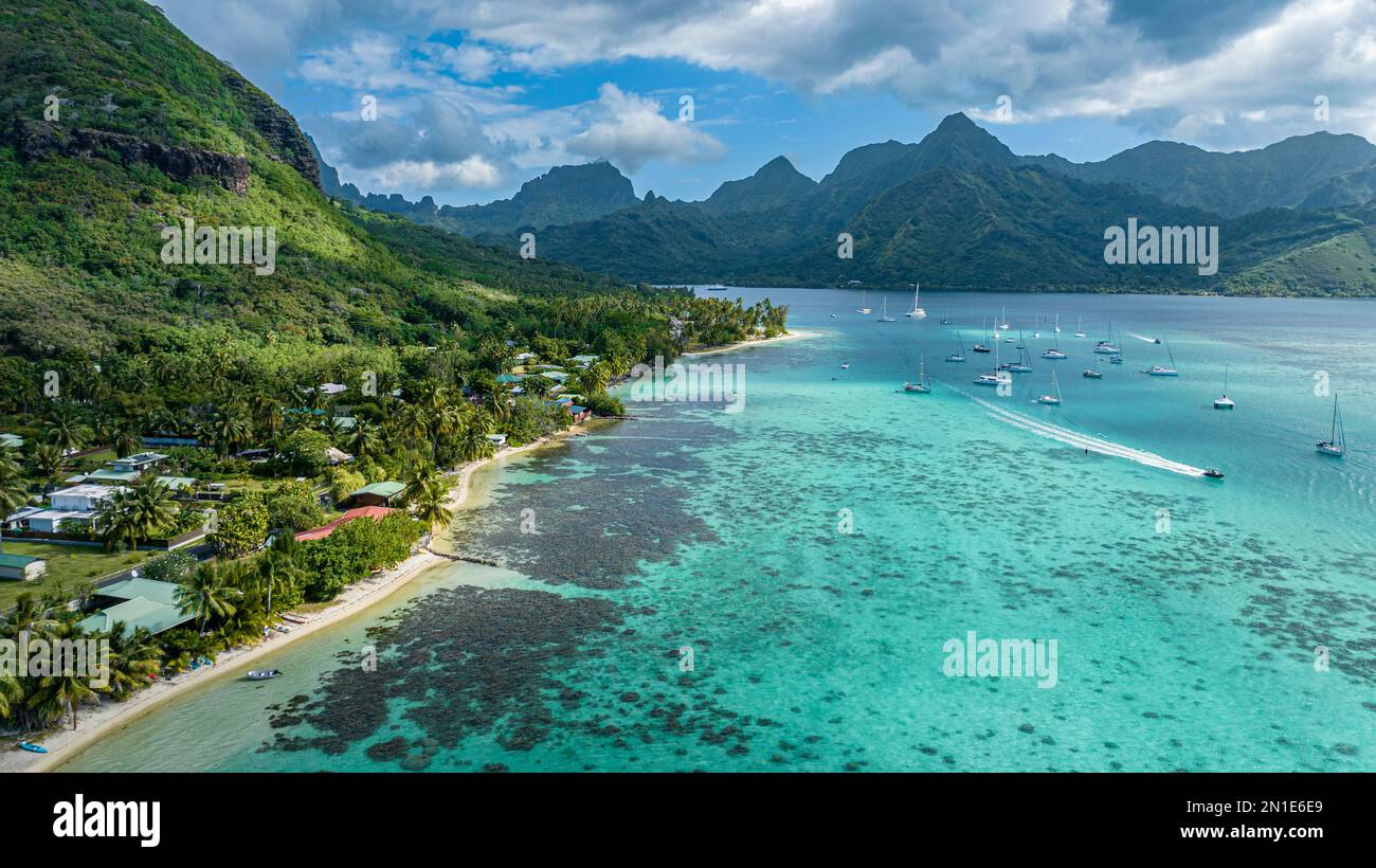 The lagoon of Moorea (Mo'orea), Society Islands, French Polynesia ...