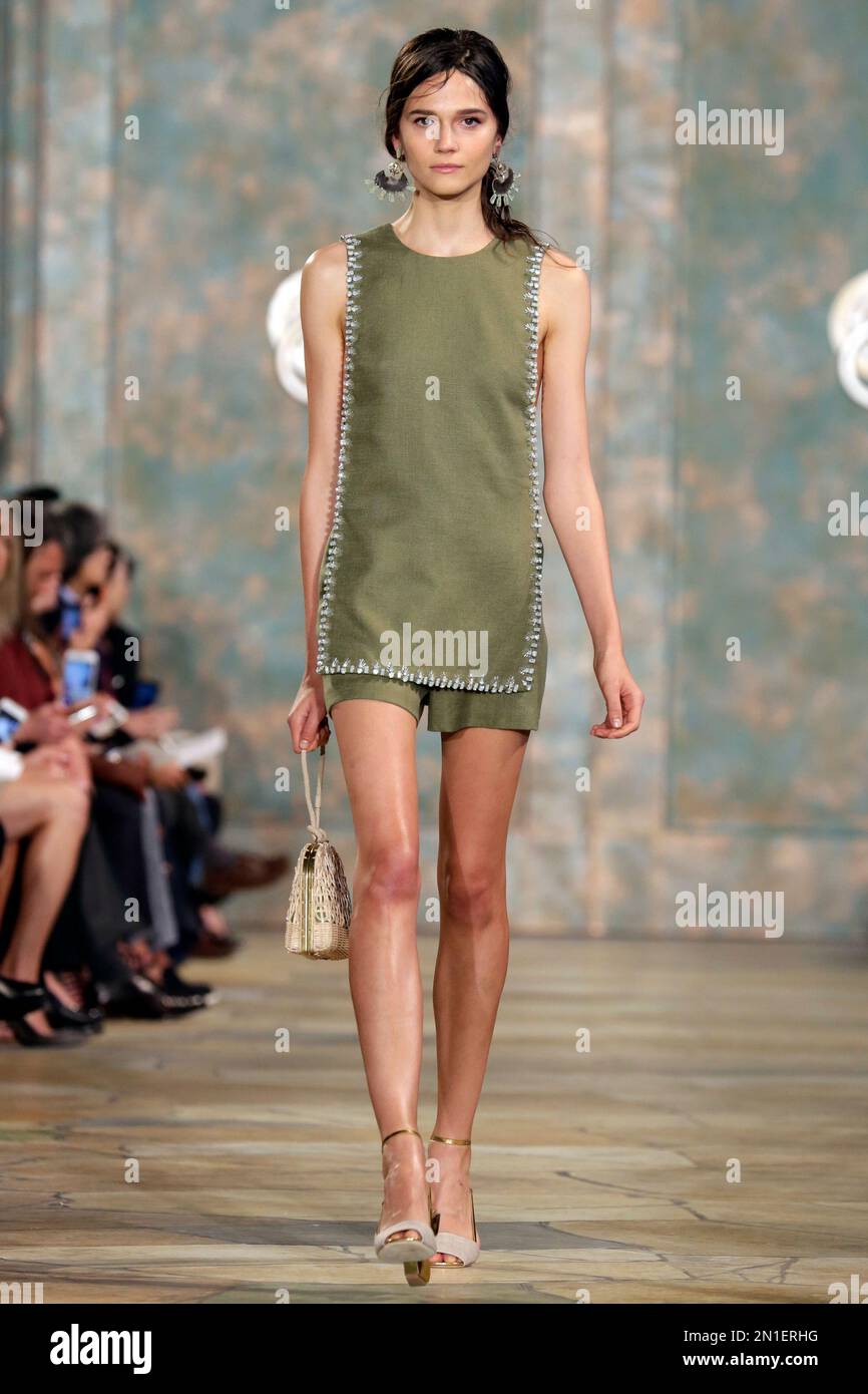 The Tory Burch Spring 2016 collection is modeled during Fashion Week in New  York, Tuesday, Sept. 15, 2015. (AP Photo/Richard Drew Stock Photo - Alamy