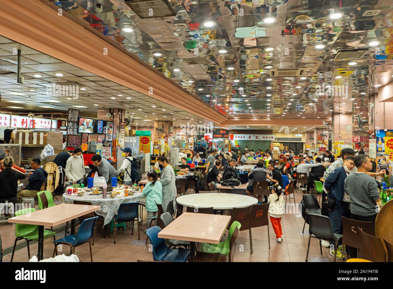 Hong Kong - Traditional cooked food court market in Tin Hau Stock Photo
