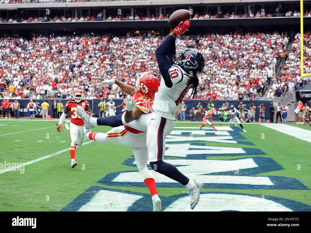 Houston Texans' DeAndre Hopkins (10) catches a touchdown pass over ...