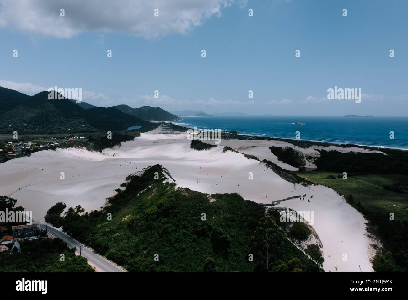Die Dünen von Siriú. Dunas do Siriú Garapaba. Drohnenaufnahme von Dünen aus Sand dirket am Meer. Sand und grüne Landschaft 1 Stock Photo