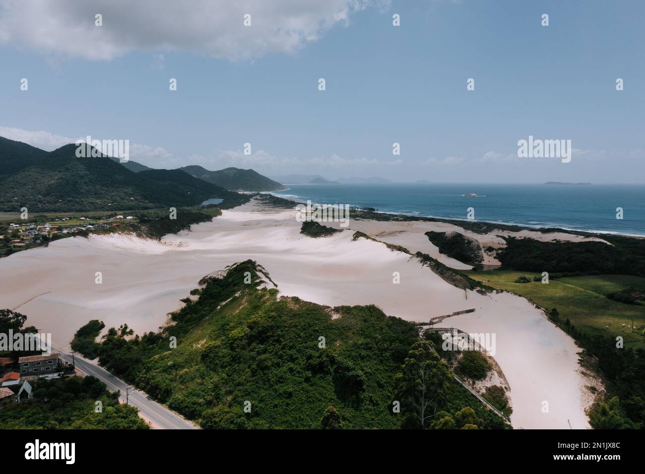 Die Dünen von Siriú. Dunas do Siriú Garapaba. Drohnenaufnahme von Dünen aus Sand dirket am Meer. Sand und grüne Landschaft 2 Stock Photo