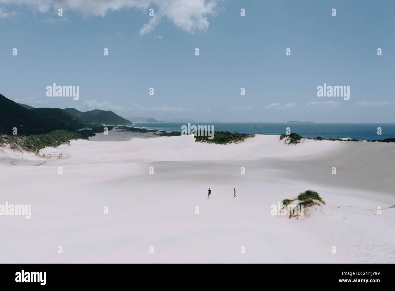 Die Dünen von Siriú. Dunas do Siriú Garapaba. Drohnenaufnahme von Dünen aus Sand dirket am Meer. Sand und grüne Landschaft 6 Stock Photo